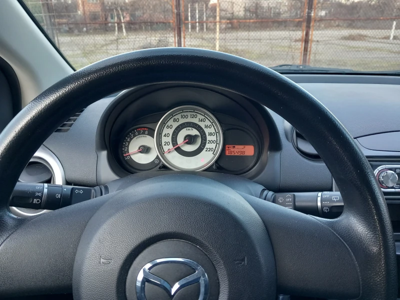 Mazda 2 1.4i климатик, снимка 14 - Автомобили и джипове - 48633322