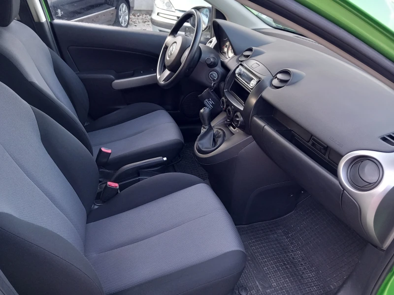 Mazda 2 1.4i климатик, снимка 11 - Автомобили и джипове - 48633322