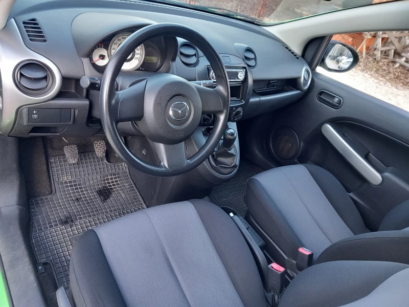 Mazda 2 1.4i климатик, снимка 10 - Автомобили и джипове - 48633322