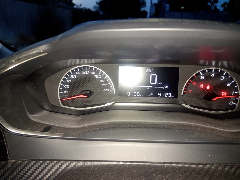 Peugeot 208, снимка 10 - Автомобили и джипове - 52300430