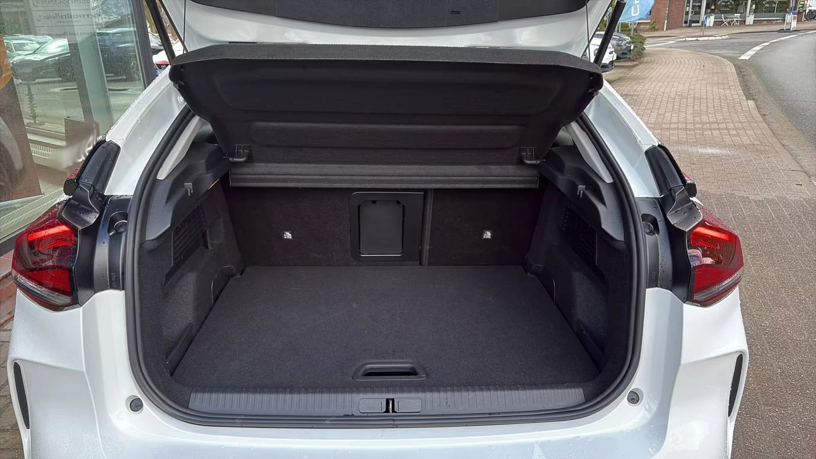 Citroen C4 e-MAX/136HP/CAM/HUD/H.PUMP/CPLAY/ACC/KLESS/138q, снимка 14 - Автомобили и джипове - 54126369