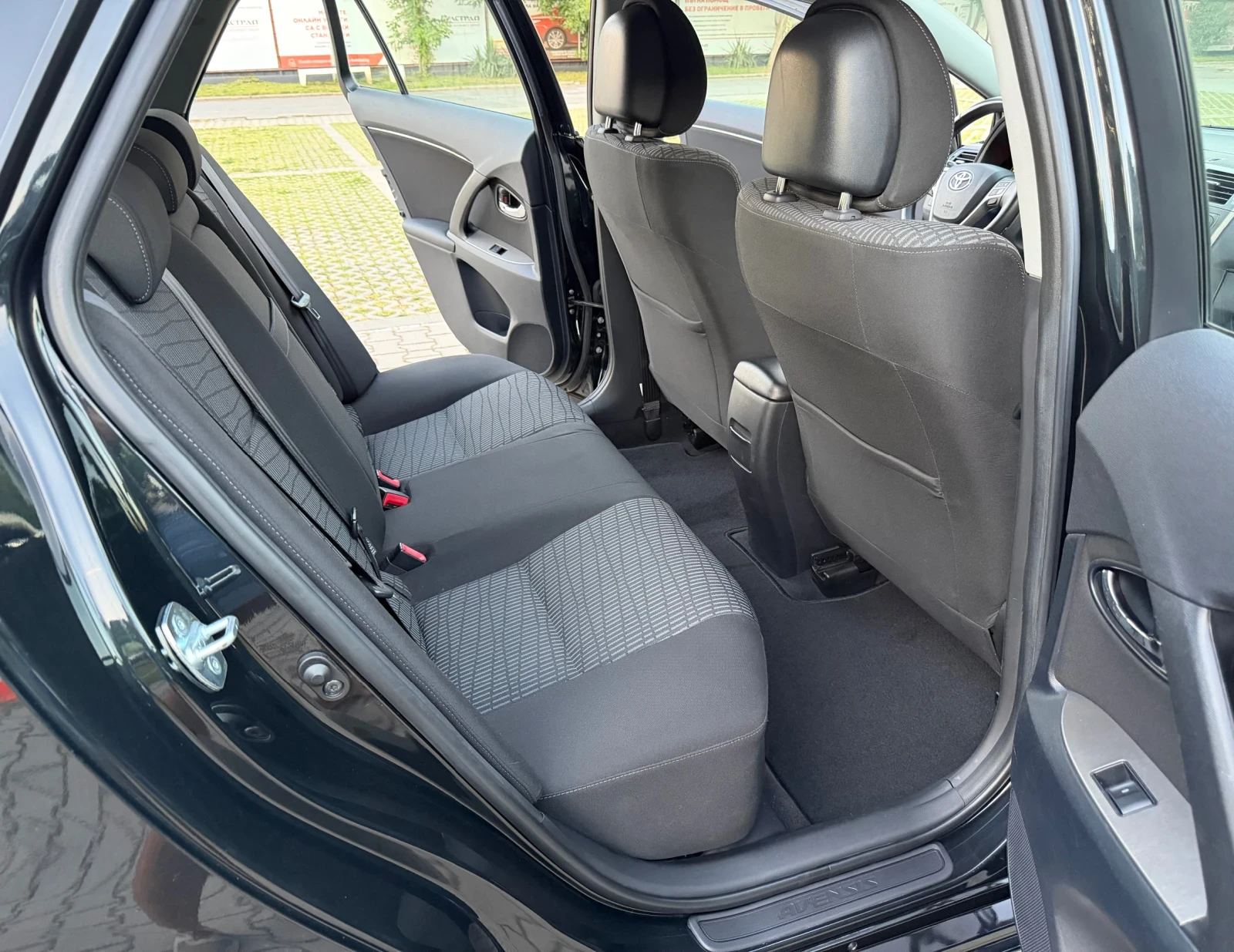 Toyota Avensis 2.0i   ТОП СЪСТОЯНИЕ !!!  , снимка 13 - Автомобили и джипове - 55254538