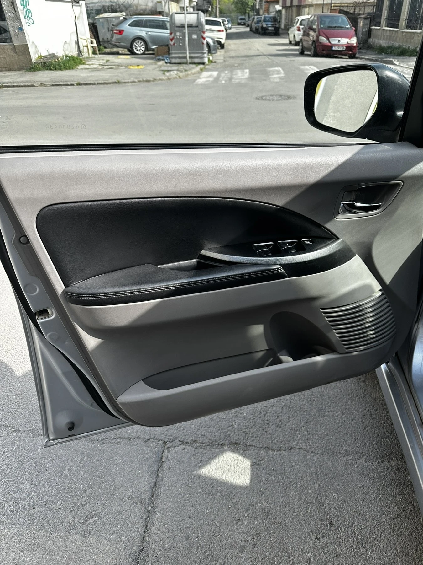 Mitsubishi Grandis Instyle 2.0d, снимка 6 - Автомобили и джипове - 56211160