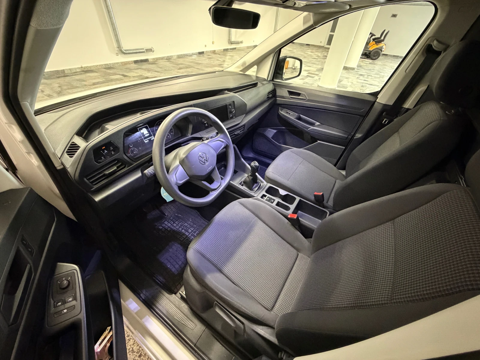 VW Caddy 2.0 TDI товарен 2023г, снимка 8 - Автомобили и джипове - 56324167