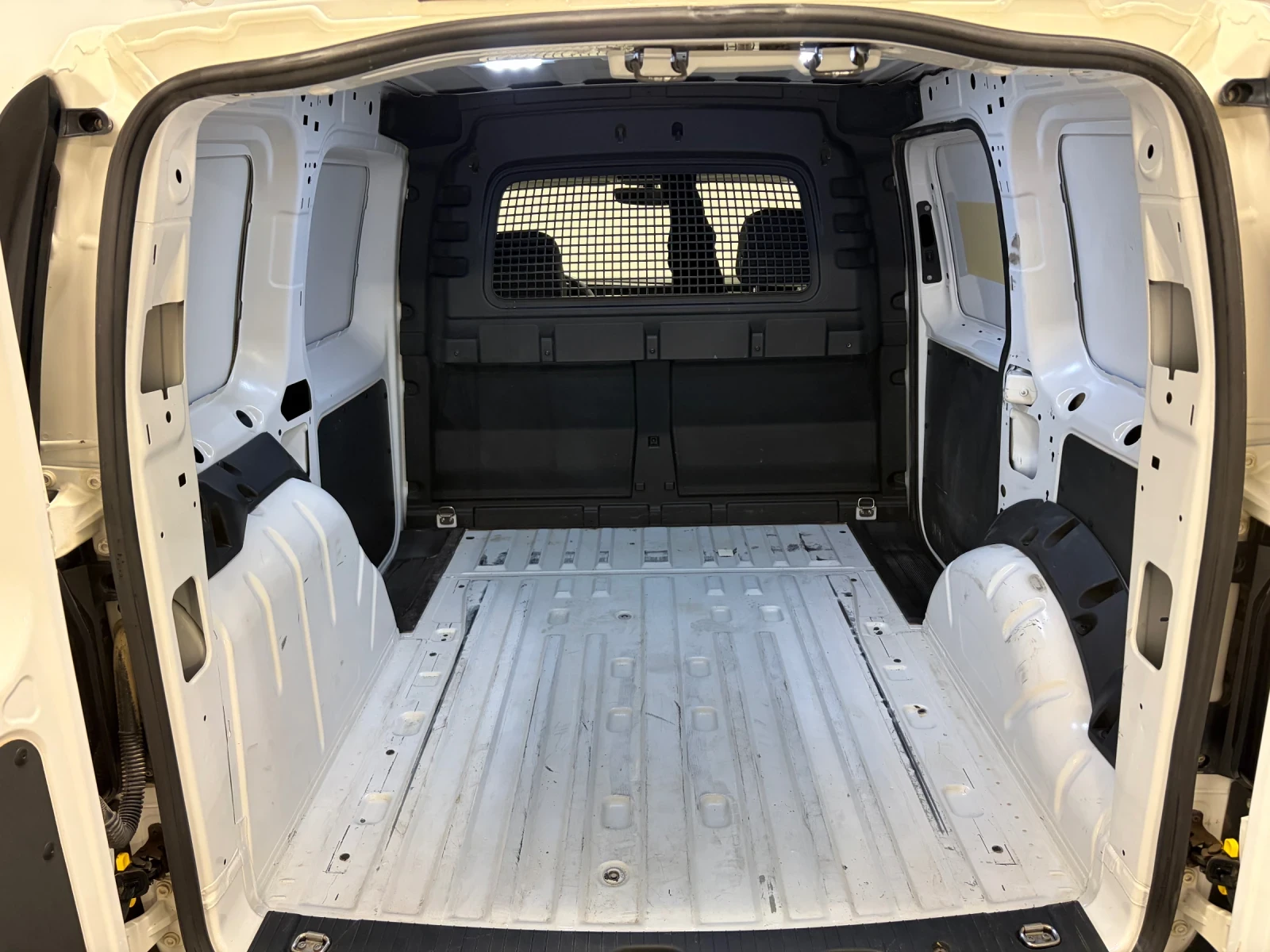 VW Caddy 2.0 TDI товарен 2023г, снимка 12 - Автомобили и джипове - 56324167
