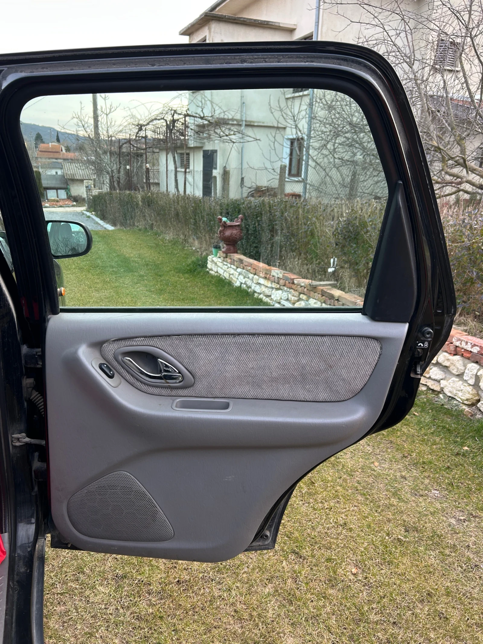 Mazda Tribute 2.0, снимка 6 - Автомобили и джипове - 53905575