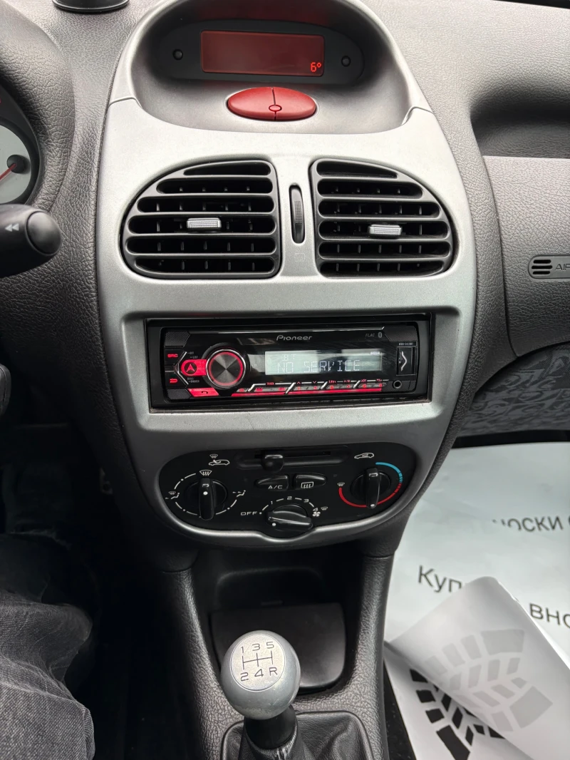 Peugeot 206 Кабрио 1.6i 150.000km, ОБСЛУЖЕН, 2 КОМПЛЕКТА ГУМИ , снимка 6 - Автомобили и джипове - 52664384