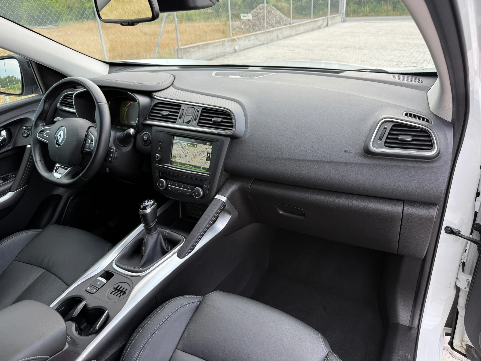 Renault Kadjar 1.6 DCI BOSE PANORAMA NAVI, снимка 13 - Автомобили и джипове - 55016187