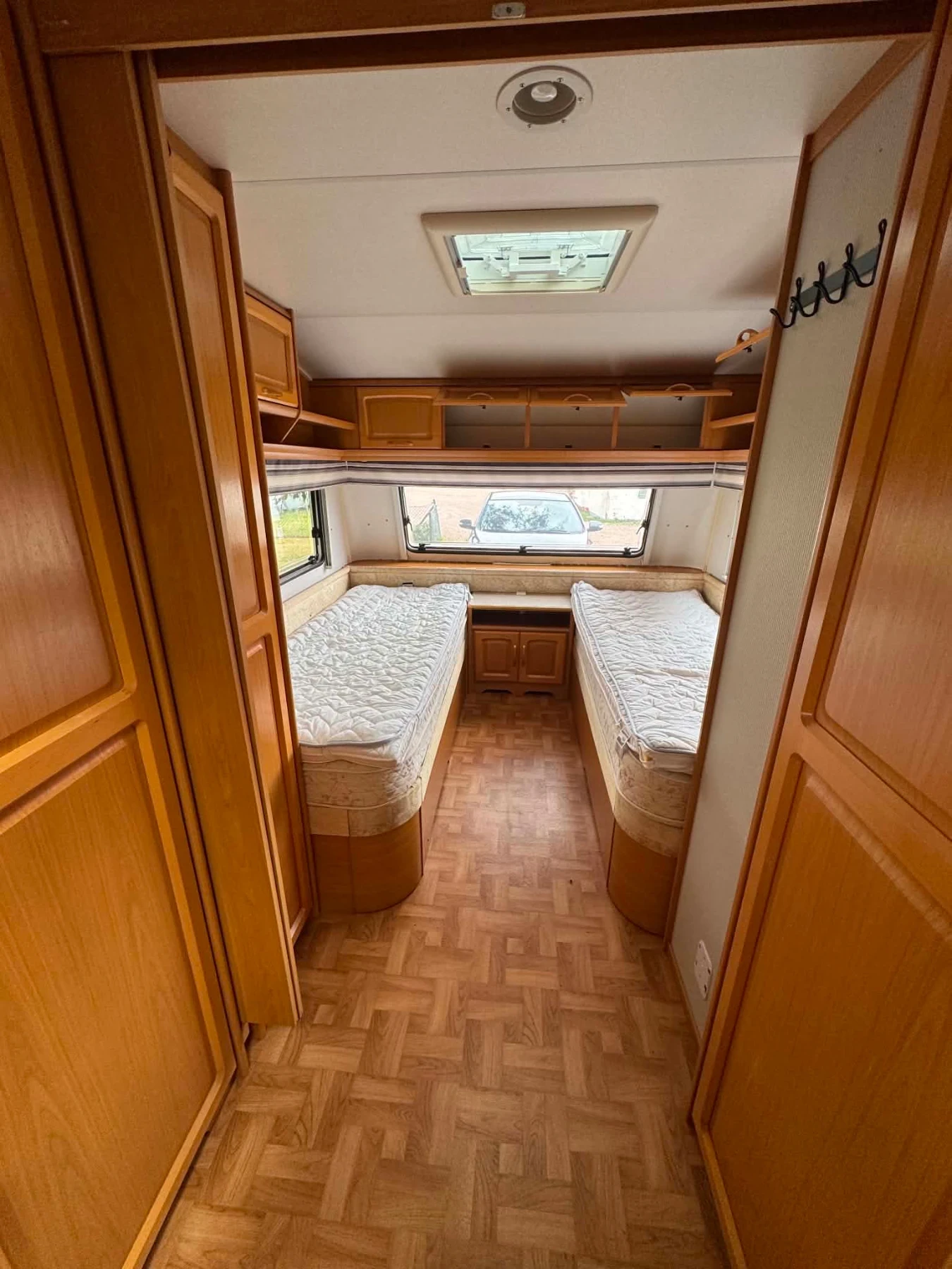Каравана Knaus Azur 610 TI, снимка 9 - Каравани и кемпери - 55665235