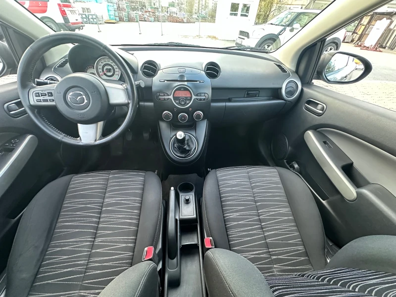 Mazda 2 1.3, снимка 11 - Автомобили и джипове - 48303584