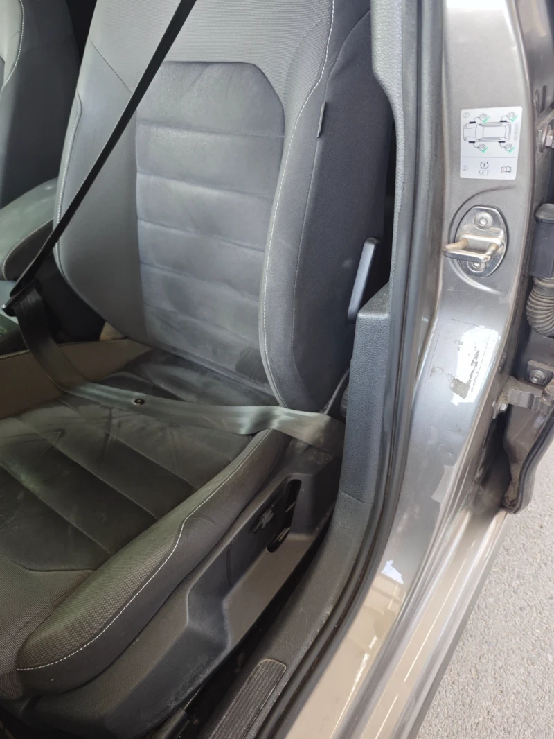 VW Golf 1.6 TDI Blumotion, снимка 8 - Автомобили и джипове - 52243476