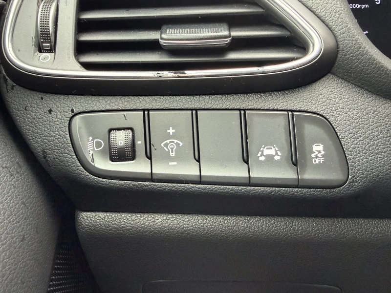 Hyundai I30 1.4, бензин, комби, снимка 8 - Автомобили и джипове - 53509280