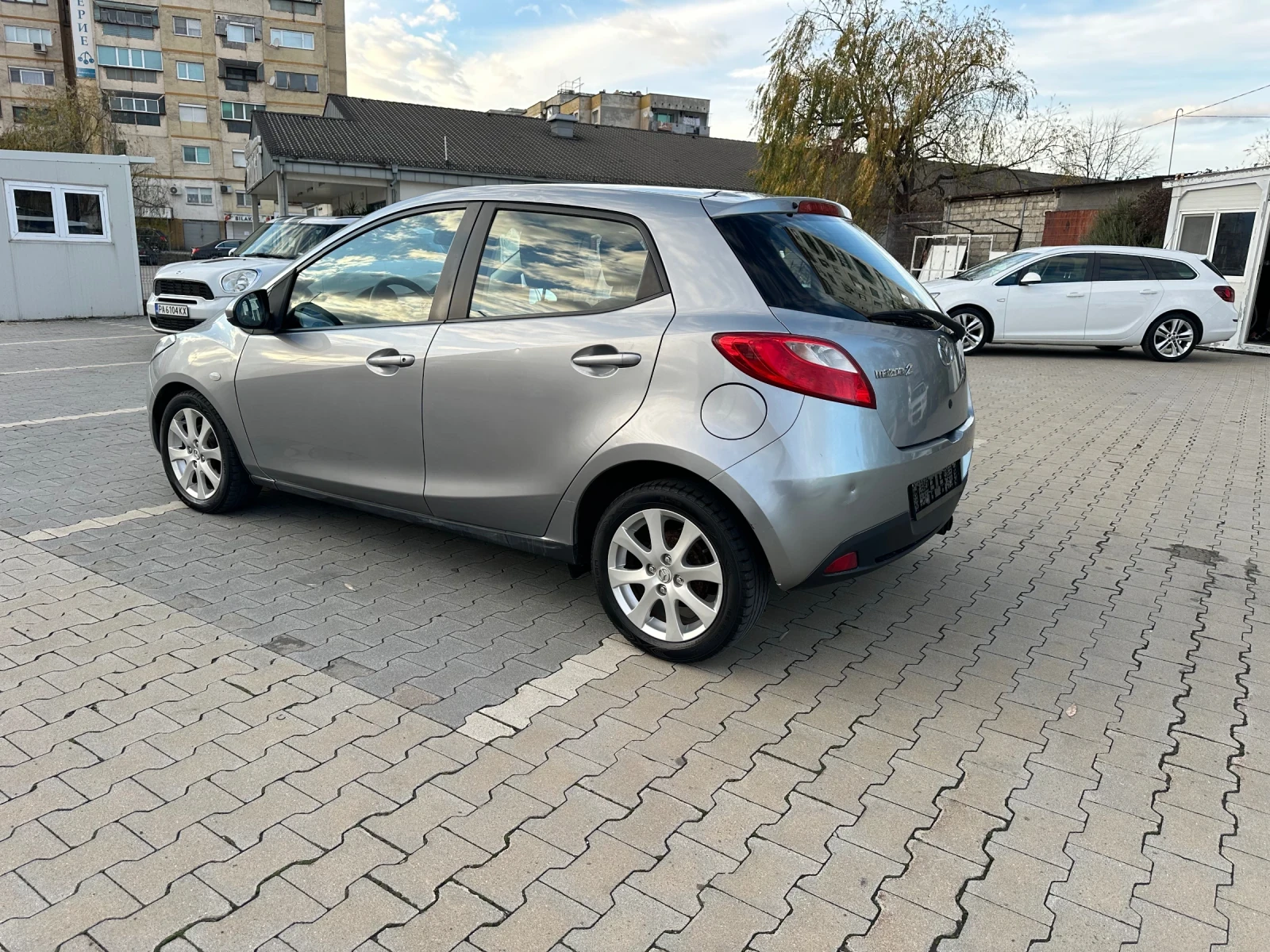 Mazda 2 1.3 - изображение 6