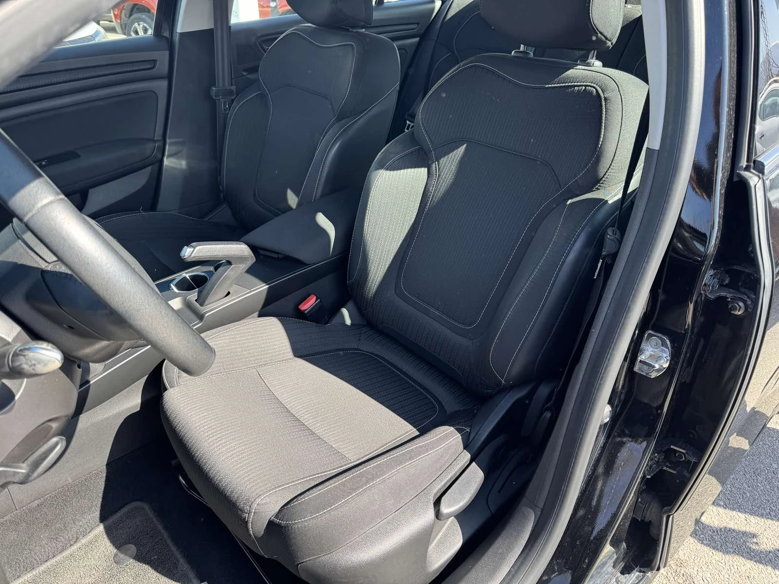 Renault Megane 1.3TCe 140k.c., снимка 13 - Автомобили и джипове - 53828120