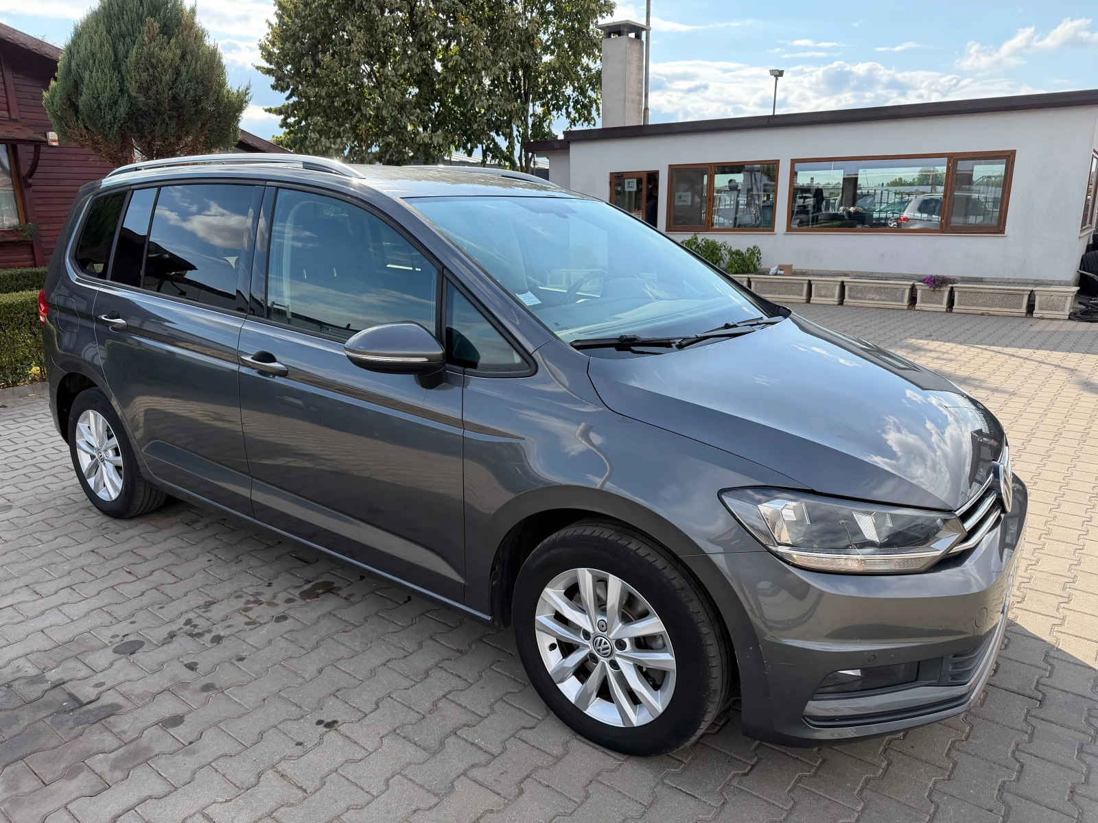 VW Touran 1.6TDI AVTOMAT/NAVI/KAMERA EURO 6, снимка 4 - Автомобили и джипове - 56272580