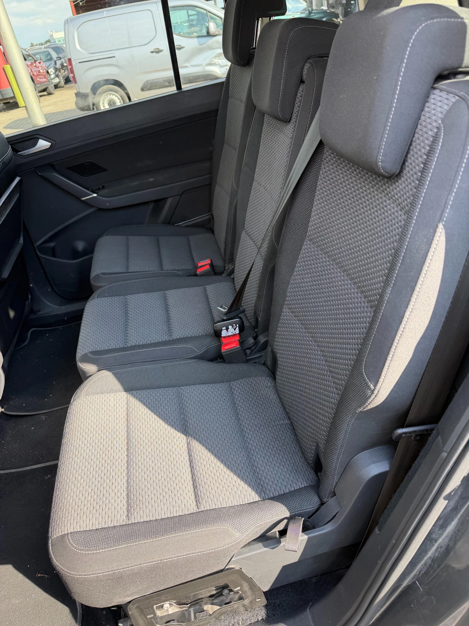 VW Touran 1.6TDI AVTOMAT/NAVI/KAMERA EURO 6, снимка 10 - Автомобили и джипове - 56272580
