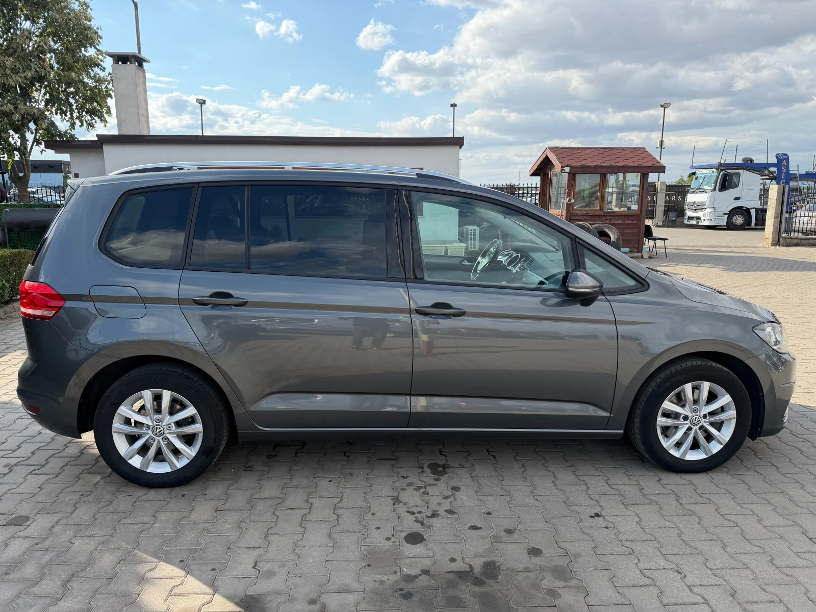 VW Touran 1.6TDI AVTOMAT/NAVI/KAMERA EURO 6, снимка 5 - Автомобили и джипове - 56272580