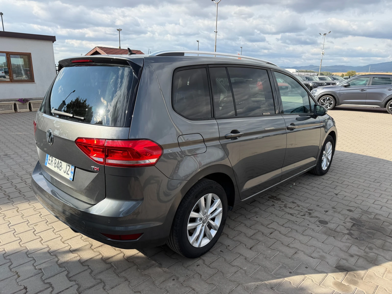VW Touran 1.6TDI AVTOMAT/NAVI/KAMERA EURO 6, снимка 6 - Автомобили и джипове - 56272580