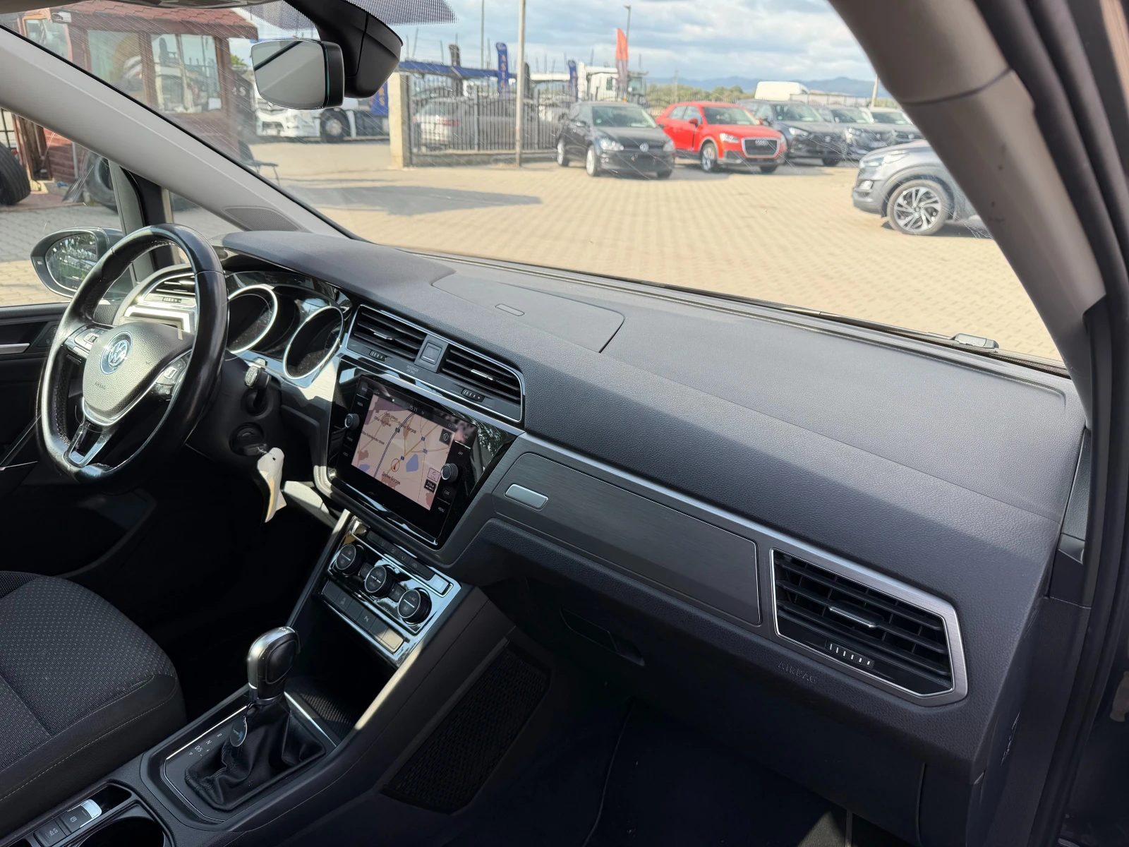 VW Touran 1.6TDI AVTOMAT/NAVI/KAMERA EURO 6, снимка 11 - Автомобили и джипове - 56272580