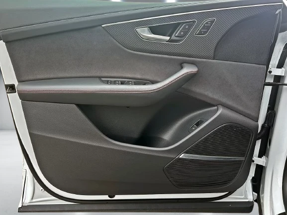 Audi SQ8 Quattro = Black Optic Plus = Гаранция, снимка 6 - Автомобили и джипове - 54441503