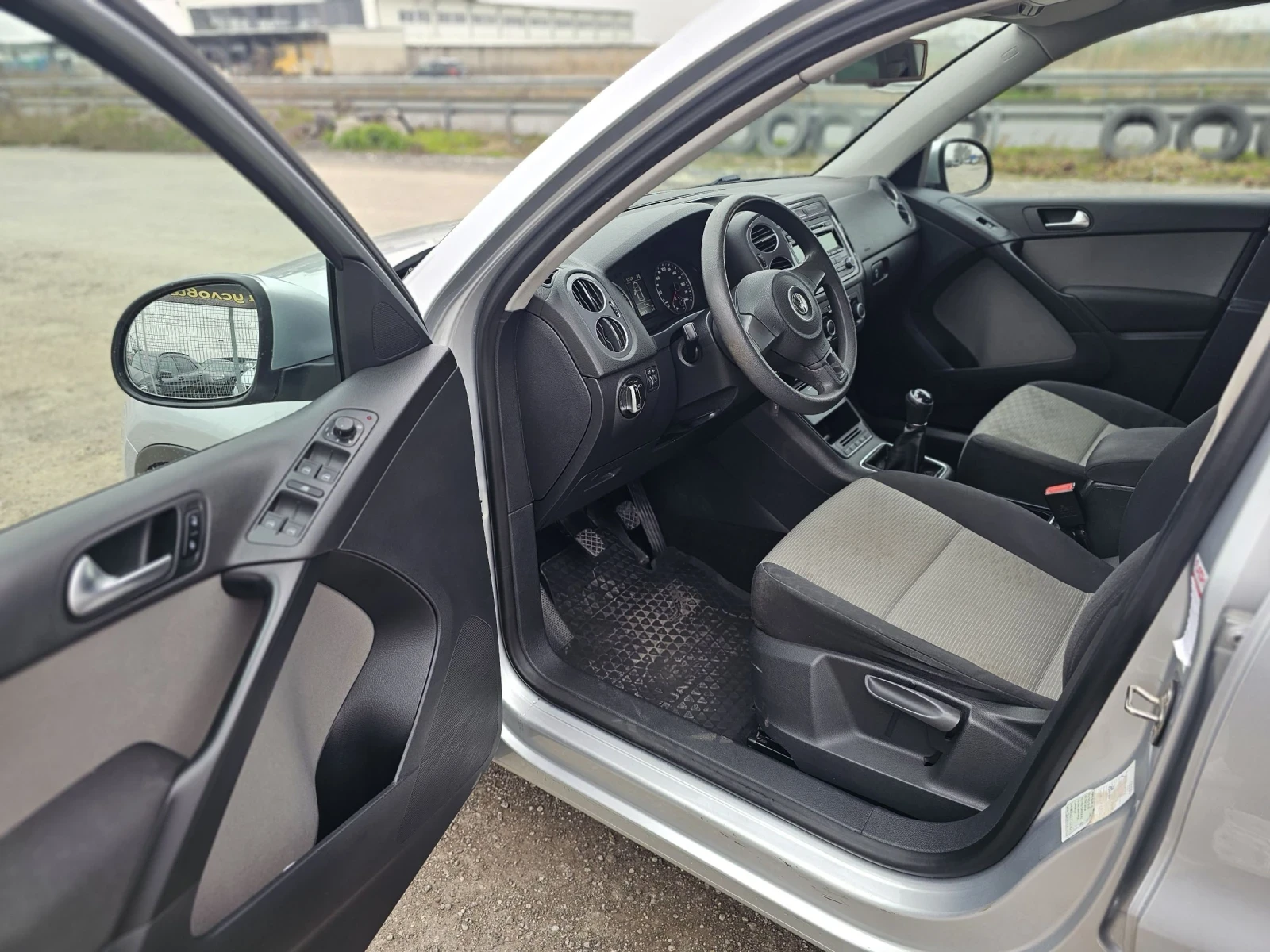 VW Tiguan 2.0 TDI  Facelift TOP, снимка 5 - Автомобили и джипове - 53926356