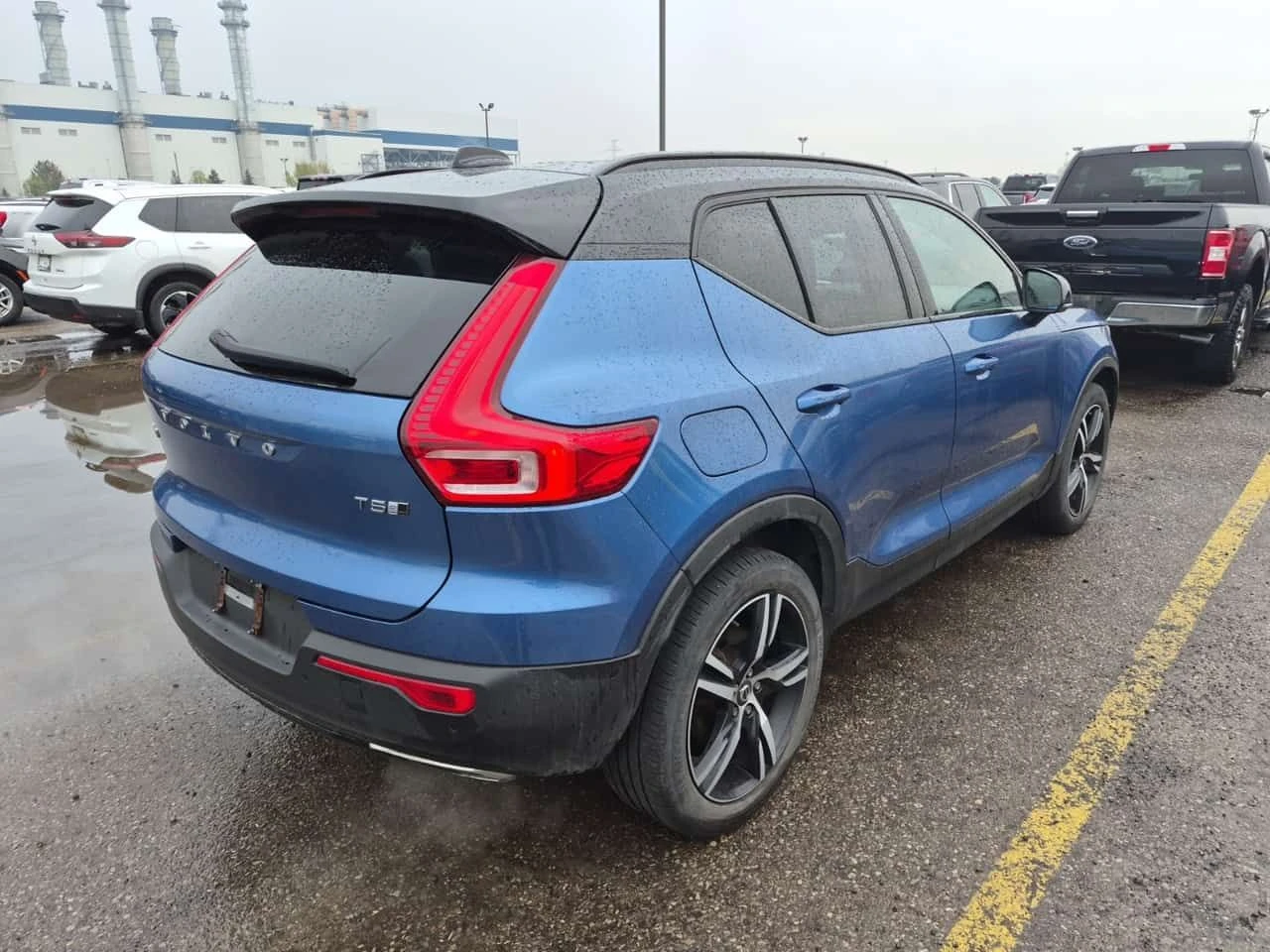 Volvo XC40 * R DESIGN * АВТОКРЕДИТ БЕЗ ПЪРВОНАЧАЛНА ВНОСКА * , снимка 3 - Автомобили и джипове - 54564313