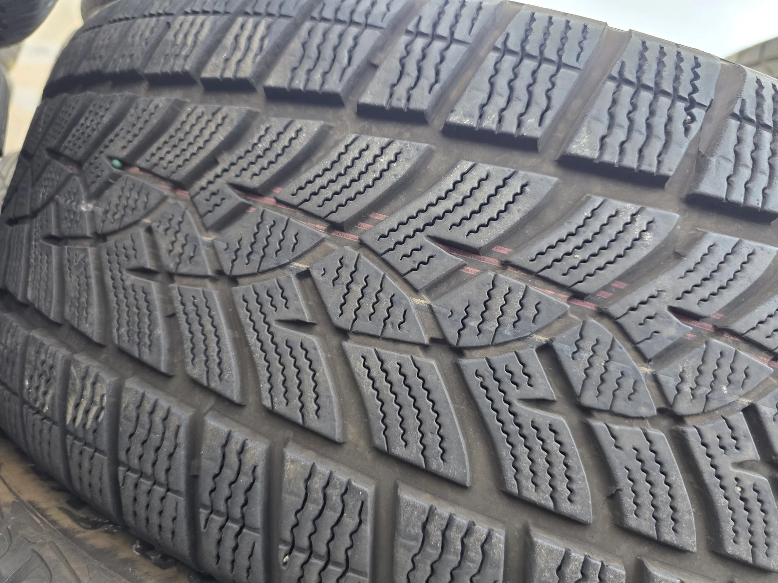 Гуми Зимни 225/55R18, снимка 4 - Гуми и джанти - 56725355