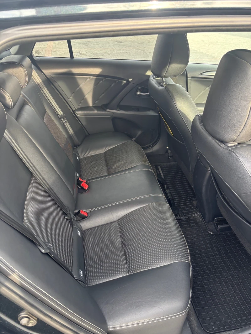 Toyota Avensis 1.8 Executive, снимка 10 - Автомобили и джипове - 52630576