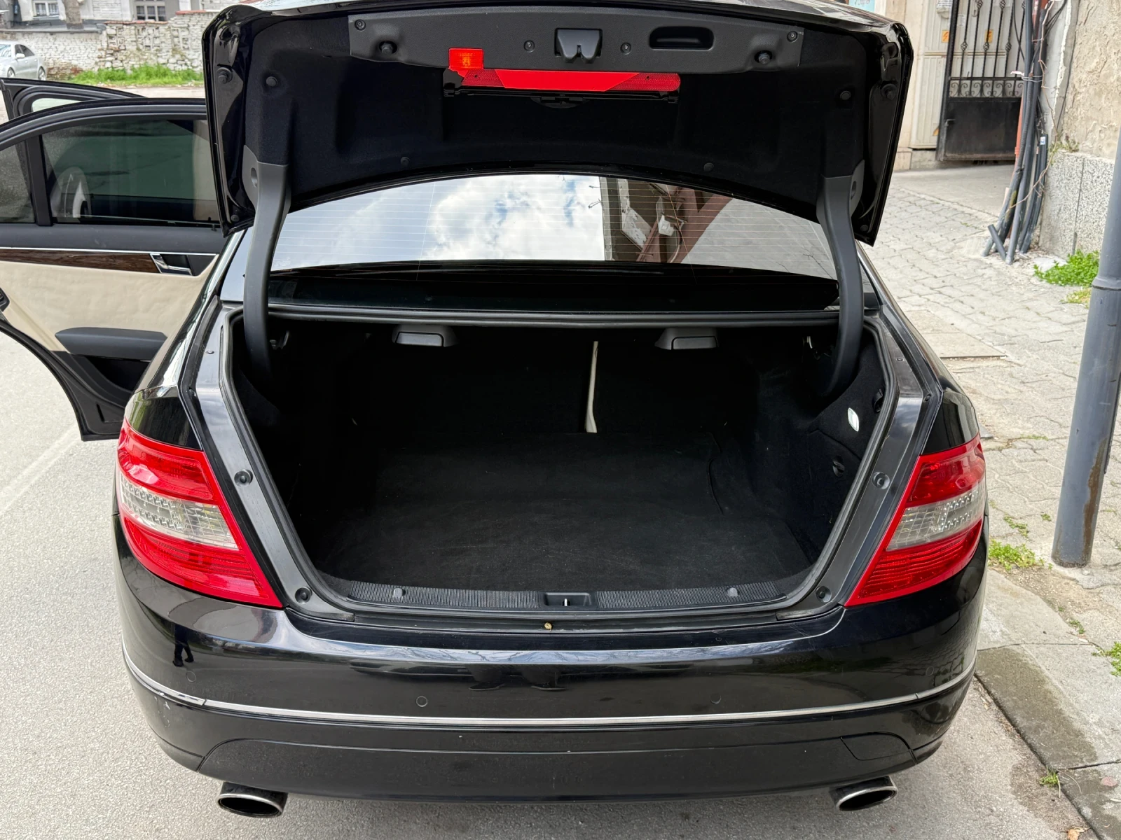 Mercedes-Benz C 320, снимка 8 - Автомобили и джипове - 54510233
