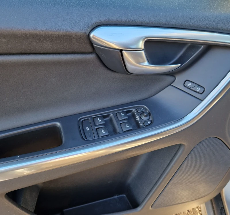 Volvo XC60 2.4D5 Automatic AWD, снимка 7 - Автомобили и джипове - 52739155