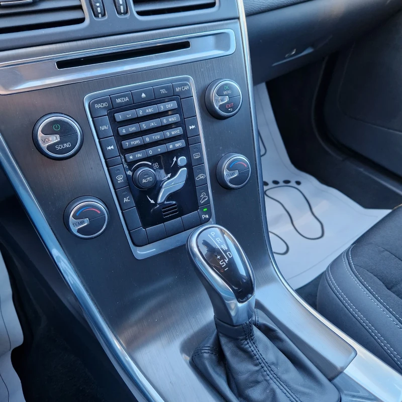 Volvo XC60 2.4D5 Automatic AWD, снимка 11 - Автомобили и джипове - 52739155