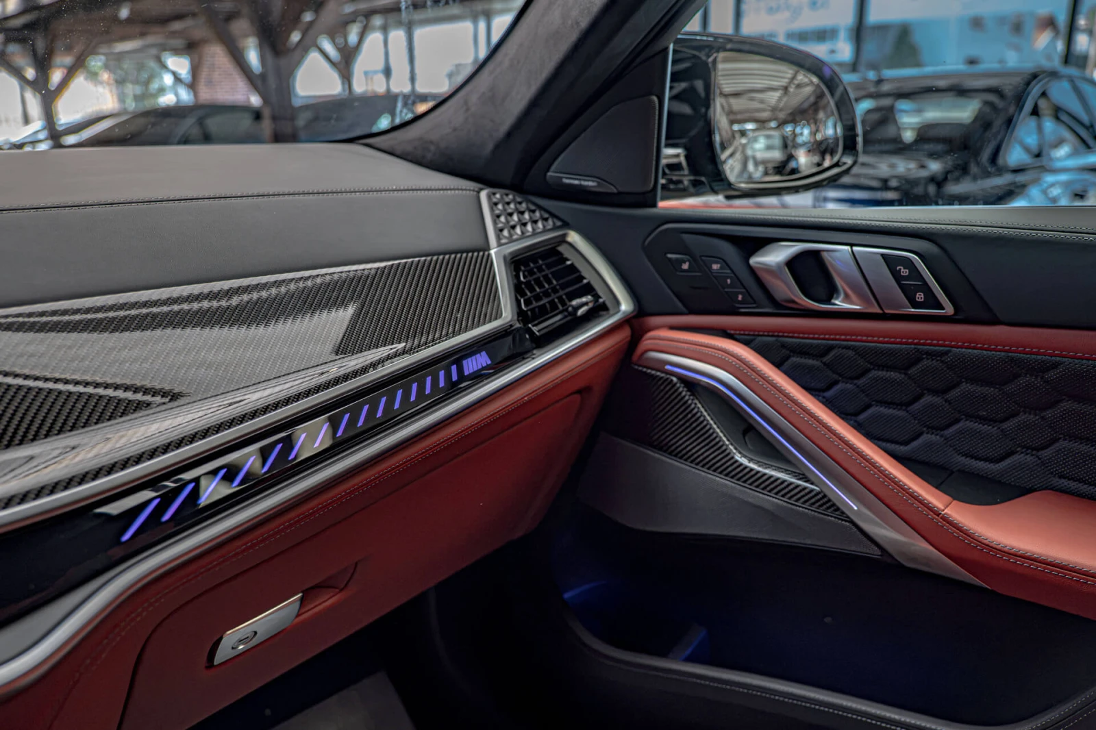 BMW X6 M/Competition/Harman Kardon/HuD/Карбон/Камера 360/, снимка 11 - Автомобили и джипове - 55825431