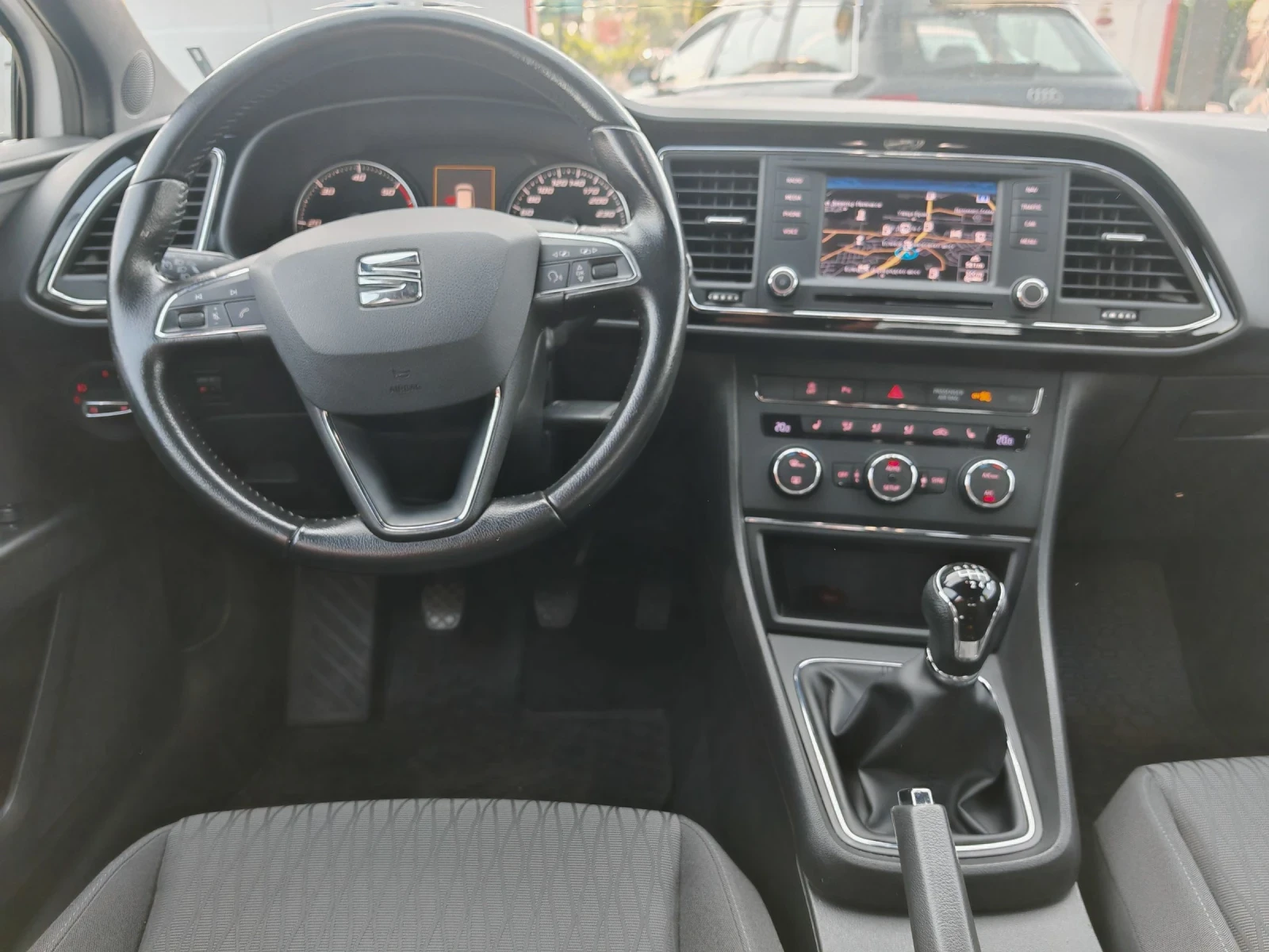 Seat Leon 1.6TDI-110k.ОБСЛУЖЕНА, ПЕРФЕКТНО  СЪСТОЯНИЕ  - изображение 9