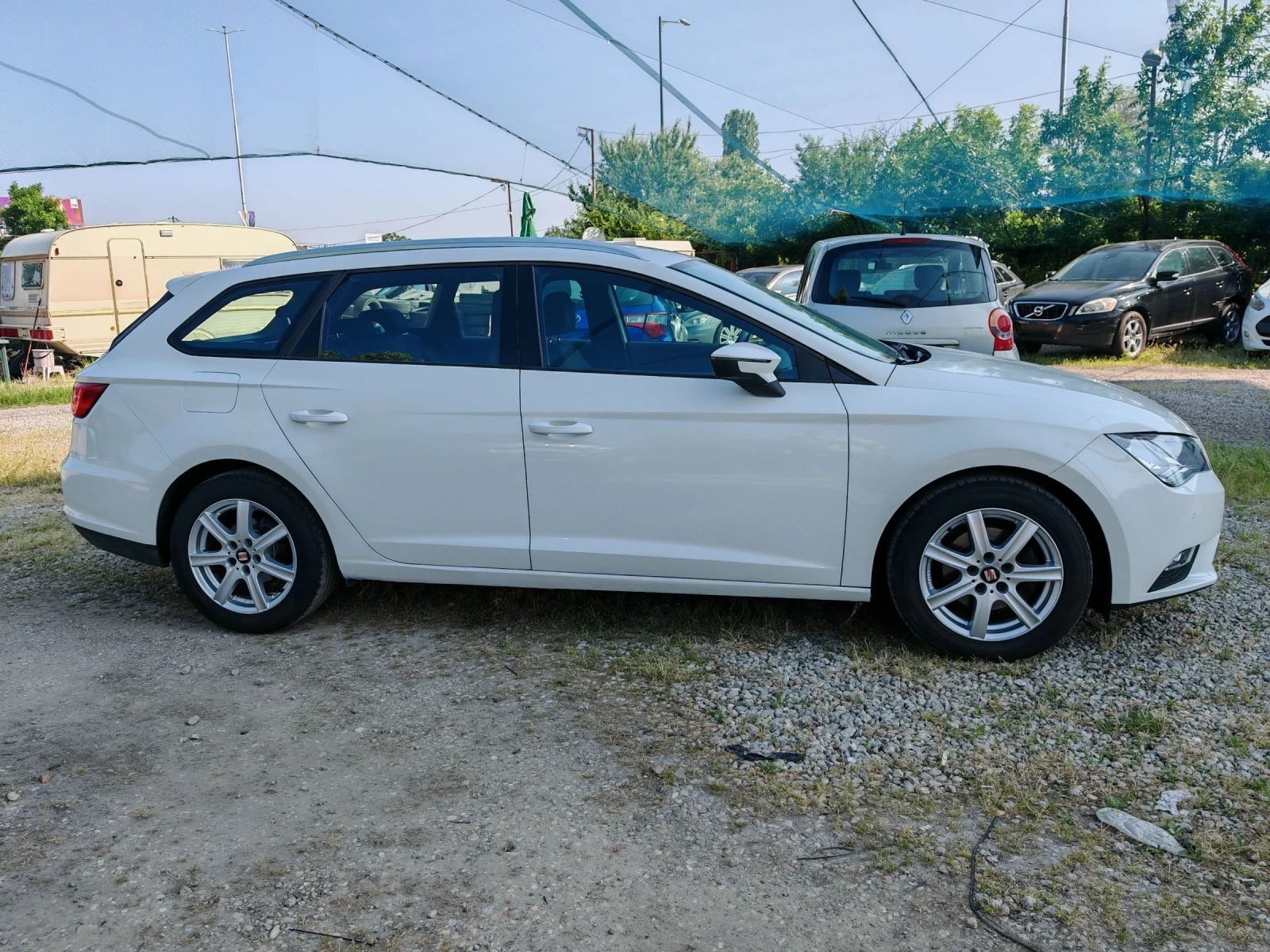 Seat Leon 1.6TDI-110k.ОБСЛУЖЕНА, ПЕРФЕКТНО  СЪСТОЯНИЕ  - изображение 4
