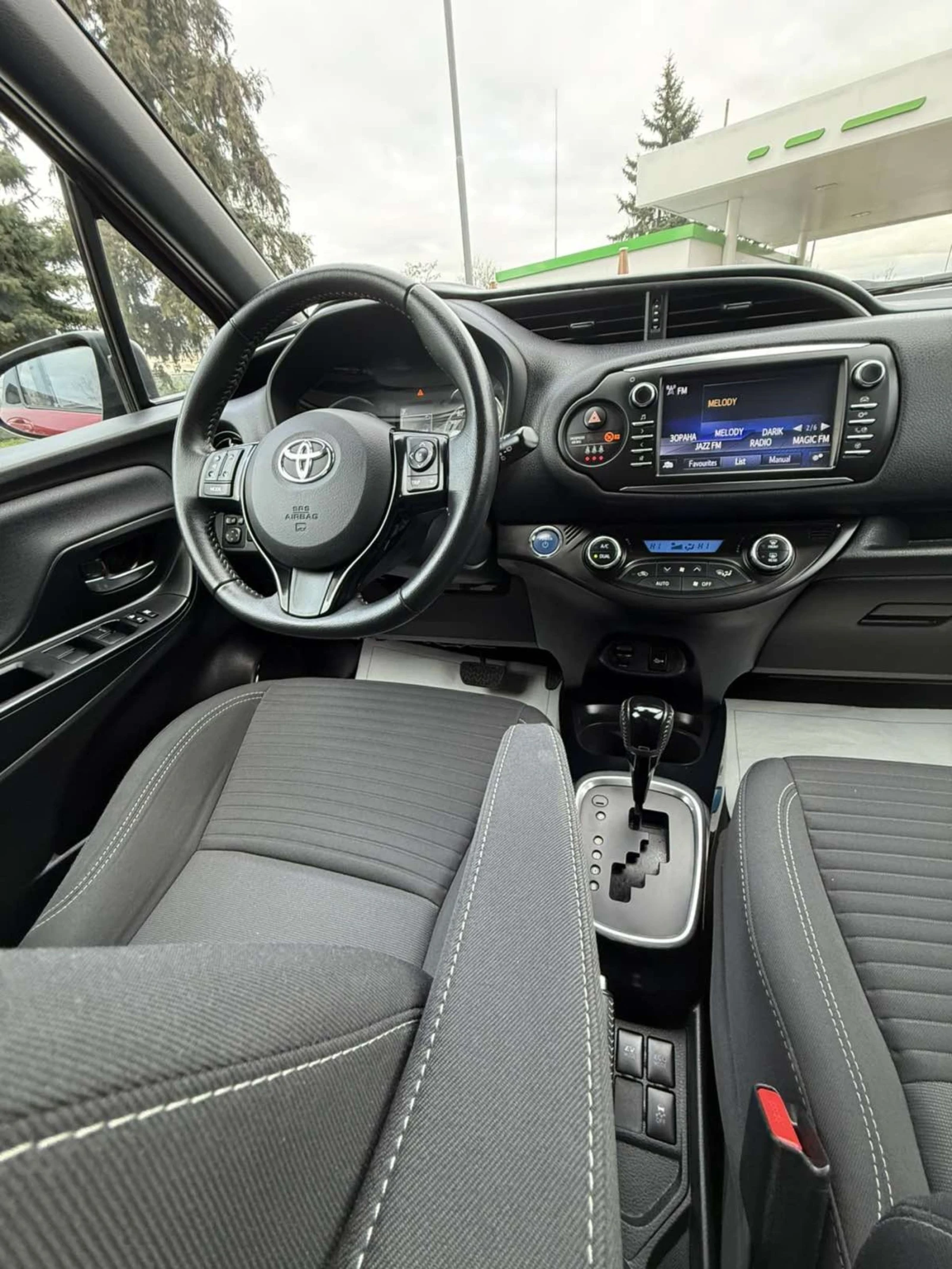 Toyota Yaris HYBRID BiTone 90000км, снимка 10 - Автомобили и джипове - 53940378