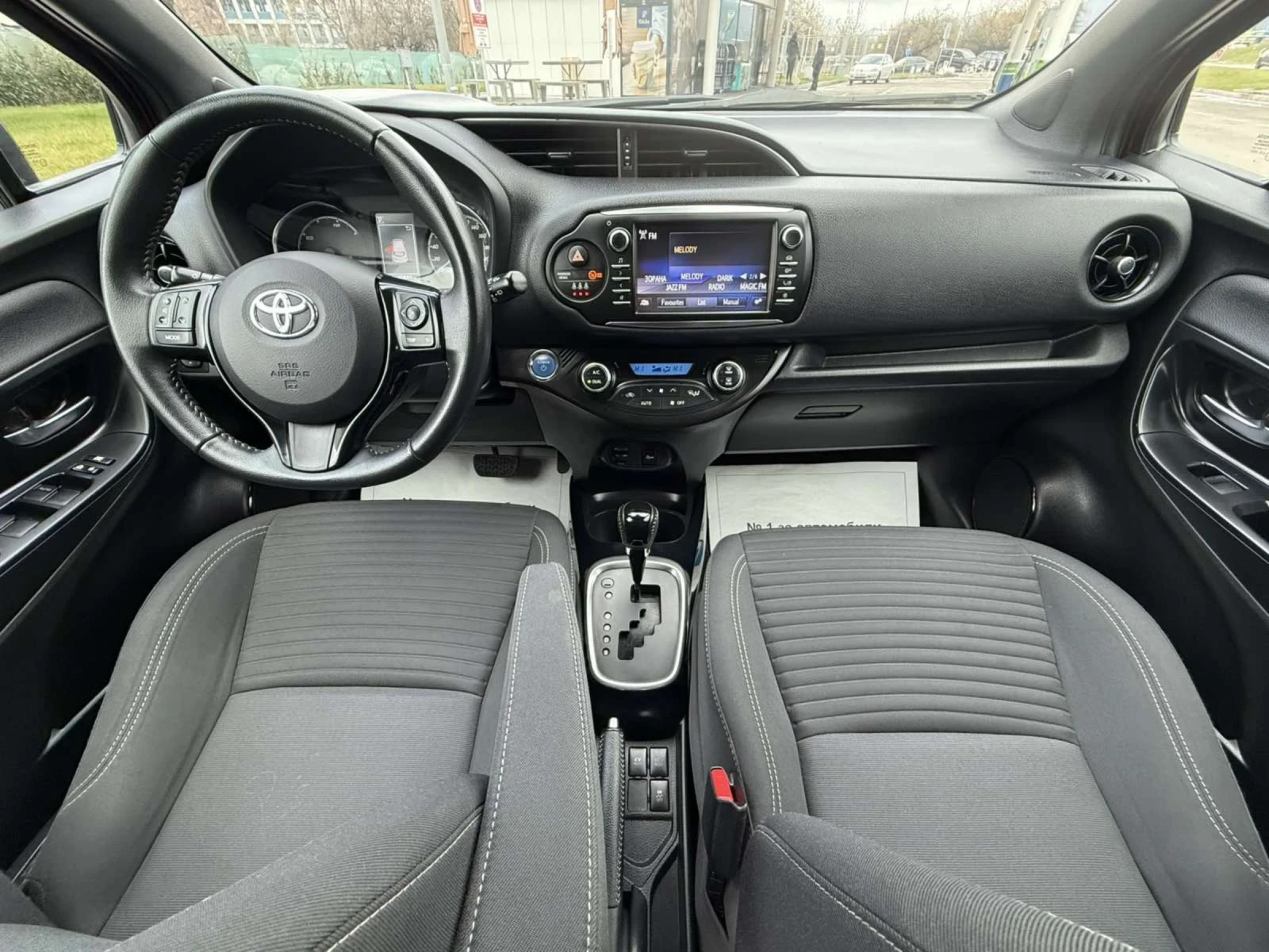 Toyota Yaris HYBRID BiTone 90000км, снимка 11 - Автомобили и джипове - 53940378