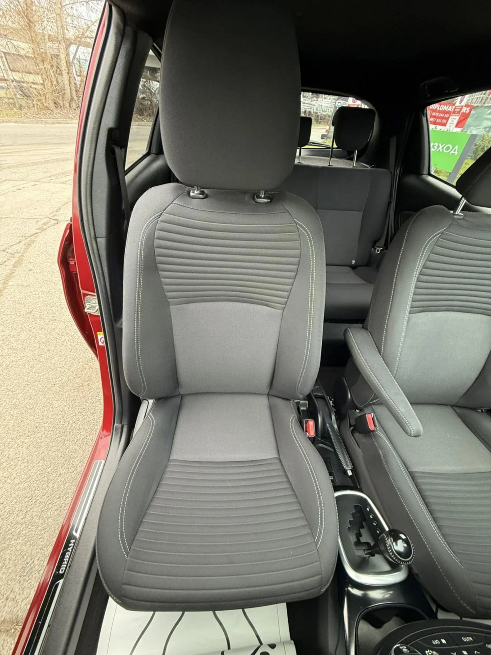 Toyota Yaris HYBRID BiTone 90000км, снимка 13 - Автомобили и джипове - 53940378