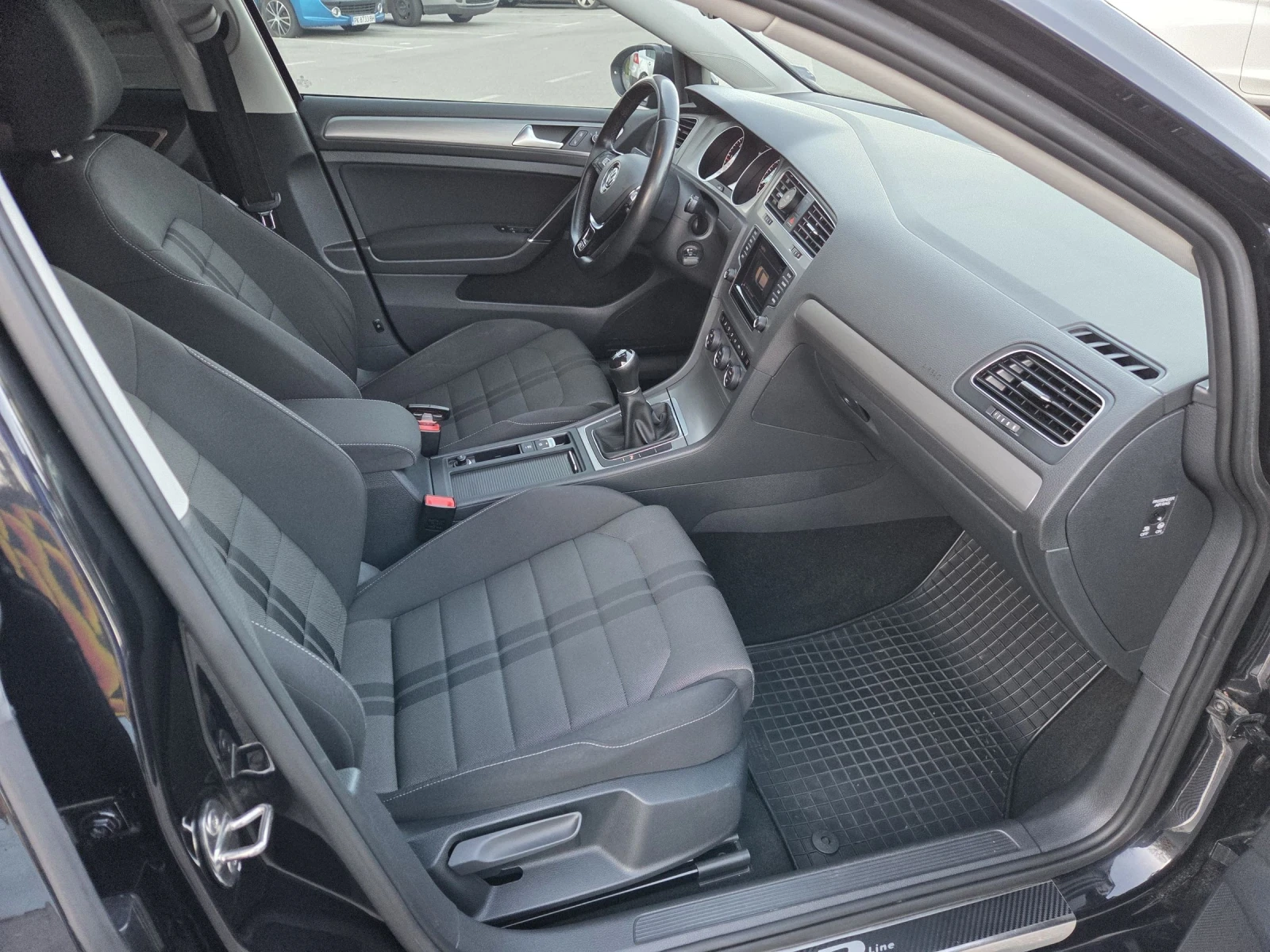 VW Golf 1.6d R-Line LED, снимка 6 - Автомобили и джипове - 54140747