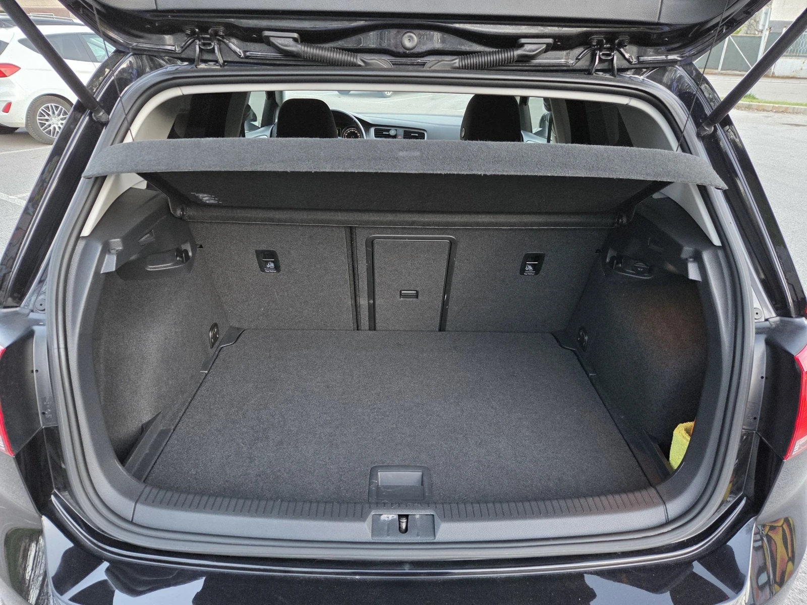 VW Golf 1.6d R-Line LED, снимка 8 - Автомобили и джипове - 54140747