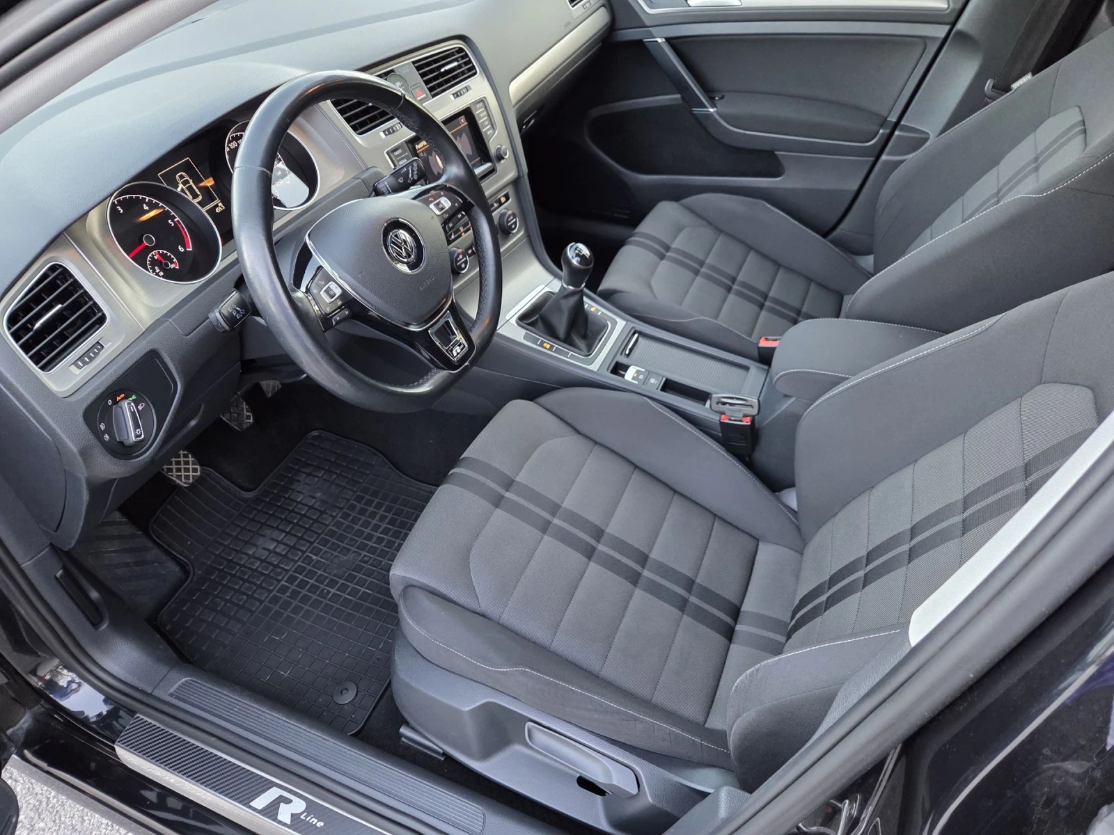 VW Golf 1.6d R-Line LED, снимка 9 - Автомобили и джипове - 54140747