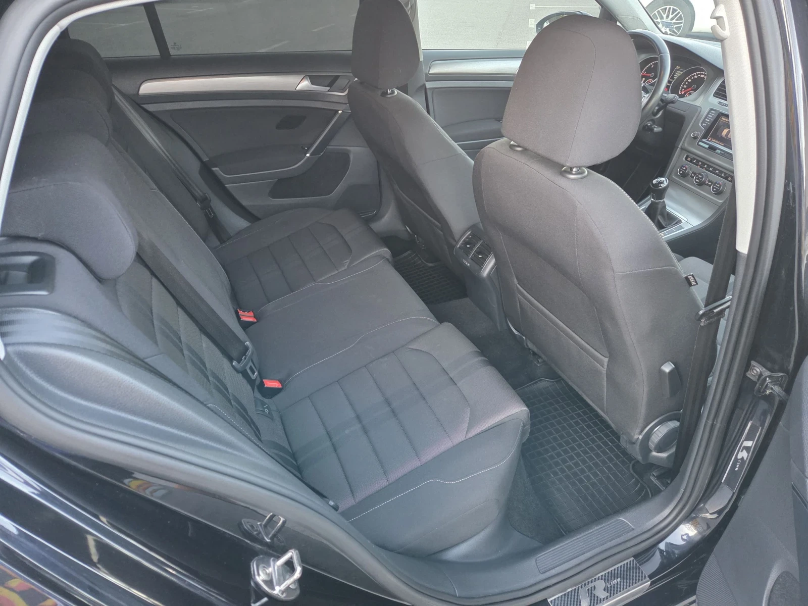 VW Golf 1.6d R-Line LED, снимка 7 - Автомобили и джипове - 54140747