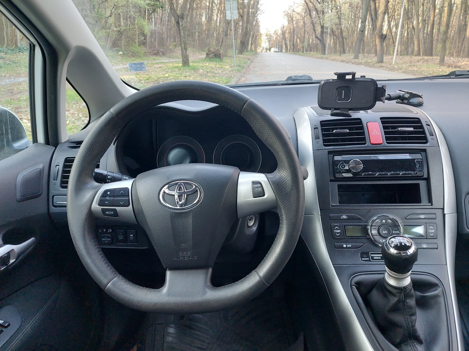 Toyota Auris, снимка 8 - Автомобили и джипове - 54218667