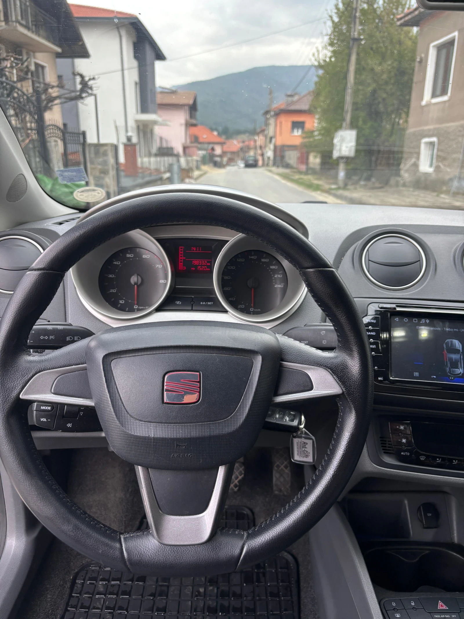Seat Ibiza 1.2 LPG , снимка 8 - Автомобили и джипове - 55264363