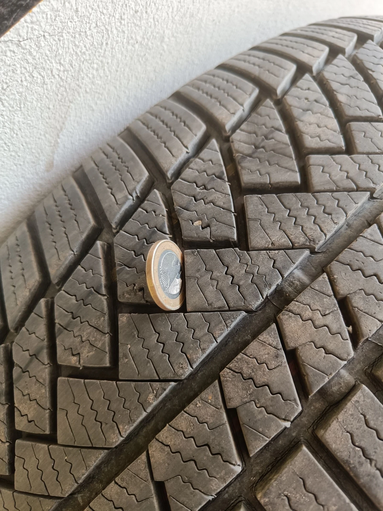 Гуми Зимни 235/60R18, снимка 5 - Гуми и джанти - 54387436