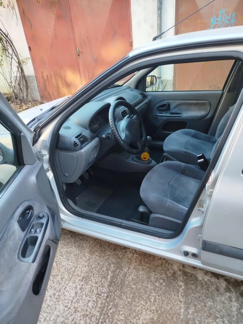 Renault Clio, снимка 10 - Автомобили и джипове - 48602934