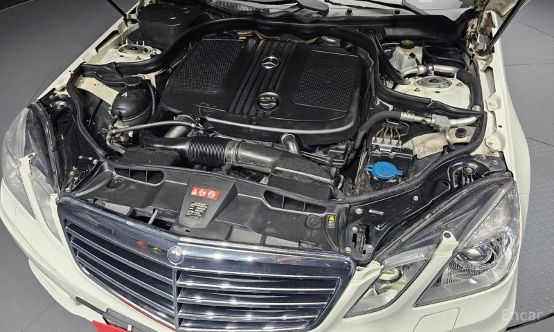 Mercedes-Benz E 220, снимка 6 - Автомобили и джипове - 52938975