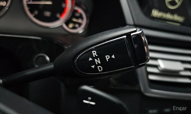 Mercedes-Benz E 220, снимка 9 - Автомобили и джипове - 52938975