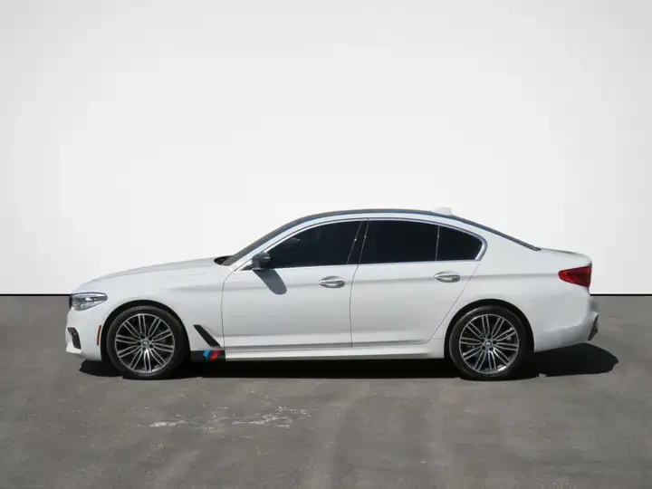 BMW 530 xDrive/M-Sport/CarPlay/360 Cam/HUD/Full, снимка 4 - Автомобили и джипове - 55091013