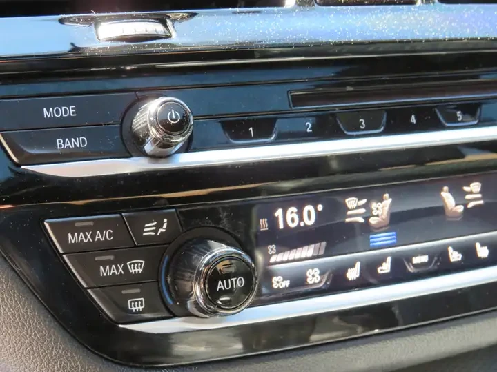 BMW 530 xDrive/M-Sport/CarPlay/360 Cam/HUD/Full, снимка 15 - Автомобили и джипове - 55091013