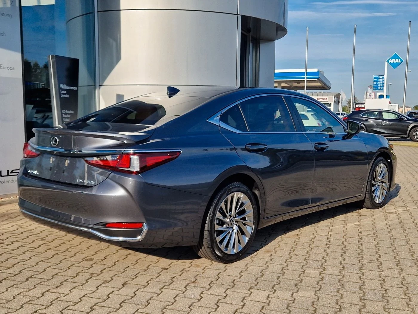 Lexus ES 300 НОВ АВТОМОБИЛ - 2025 - Luxury - 15 години гаранция - изображение 3